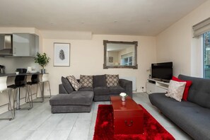 Basic Cottage, 2 Double Beds | Living area - Bright & Contemporary 1bedroom Annexe - Herne Hill! (London)