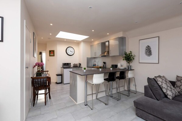 Basic Cottage, 2 Double Beds | Living area - Bright & Contemporary 1bedroom Annexe - Herne Hill! (London)