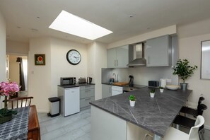 Basic Cottage, 2 Double Beds | Private kitchen - Bright & Contemporary 1bedroom Annexe - Herne Hill! (London)