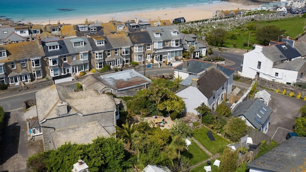 A coastal residential area with houses, a beach, and a view of the sea. - Ayr Farmhouse (St Ives)