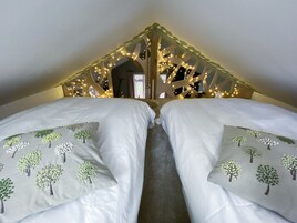 2 dormitorios, decoración individual, mobiliario individual