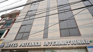 Um edifício com a placa 