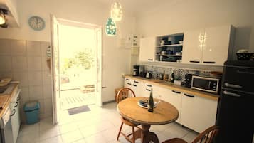 Frigorífico, microondas, horno y placa de cocina