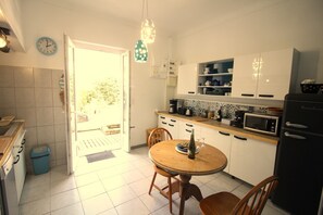 Kylskåp, mikrovågsugn, ugn och spishäll