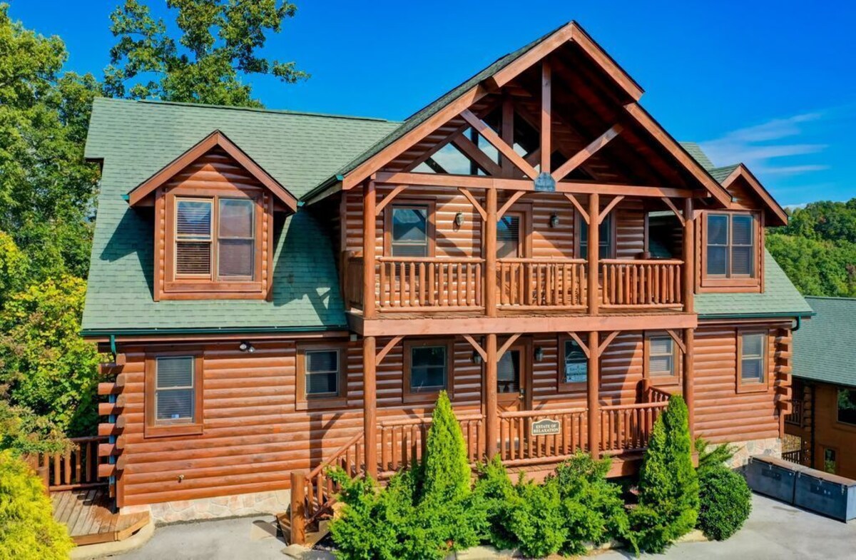 Mountain Majesty by AvantStay | Hot Tubs, Game Room - Sleeps 26