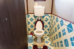 Basic Double Room, Multiple Beds, Balcony, Ocean View | Bathroom | Free toiletries - Yawekata Eco Still Bluewater Lodge (Naviti Island)