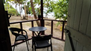 Une terrasse extérieure avec une table et deux chaises.