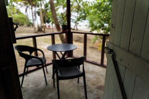 Un patio al aire libre con una mesa y dos sillas.