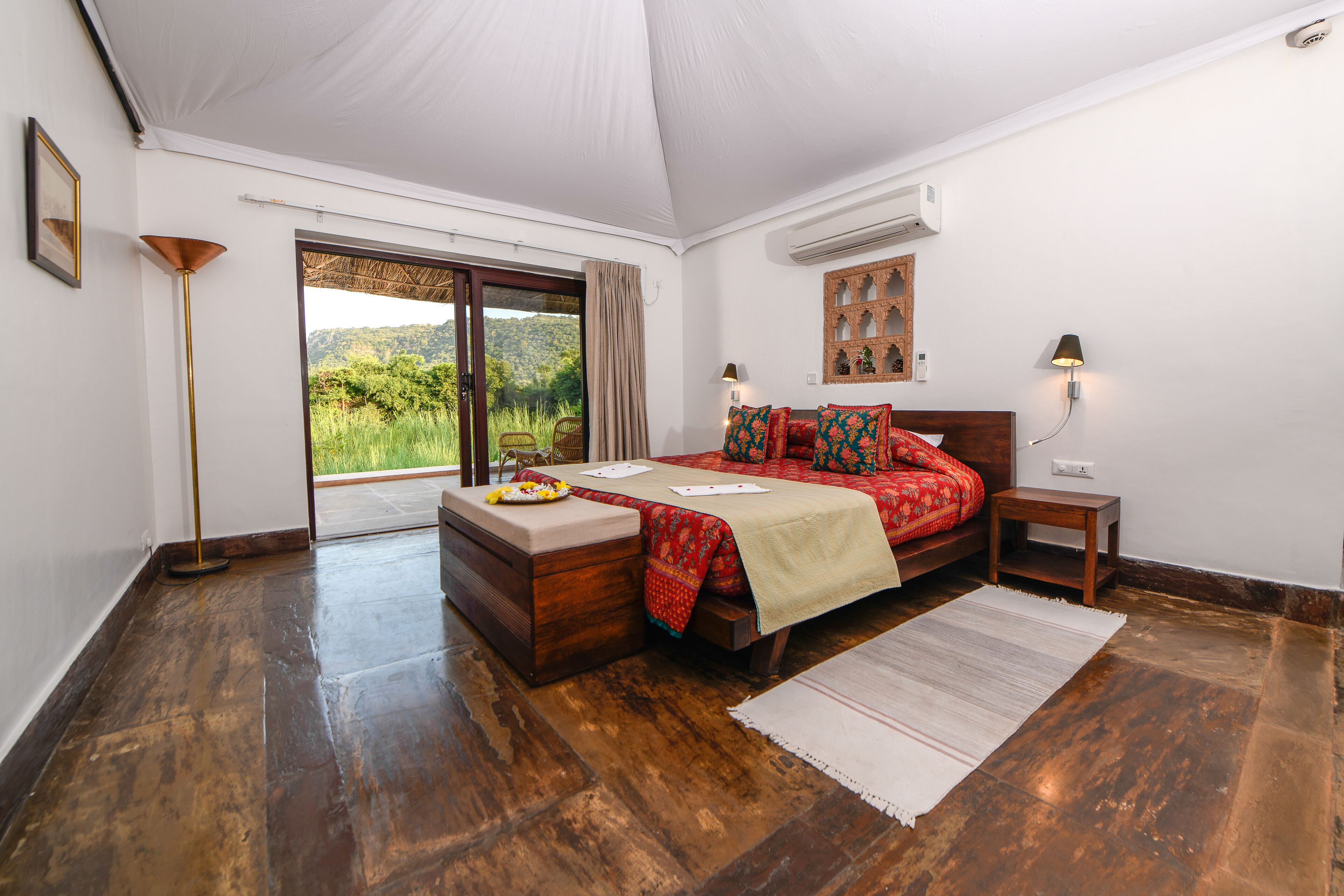 In-room safe, desk, bed sheets