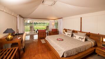 Lều Superior | Két bảo mật tại phòng, bàn, bộ trải giường