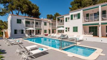 Sesongbasert utendørsbasseng, bassengparasoller og solsenger