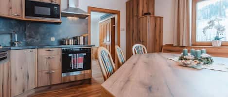 Kühlschrank, Mikrowelle, Ofen, Geschirrspüler
