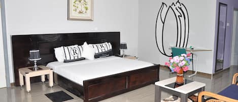 Individually furnished, laptop workspace, free WiFi