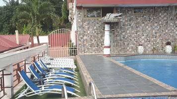 2 albercas al aire libre