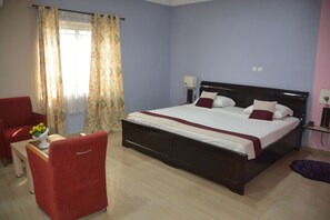 Kamar Standar | Dilengkapi dengan perabotan berbeda-beda dan ruang kerja ramah laptop