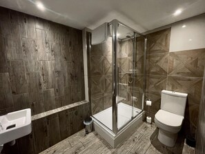 Shower, hair dryer, towels - Rutland Retreat - No 10 (Oakham)