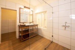 Småhus, 2 soverom, terrasse, parkutsikt | Bad | Dusj, regndusjhode, bidé og håndklær
