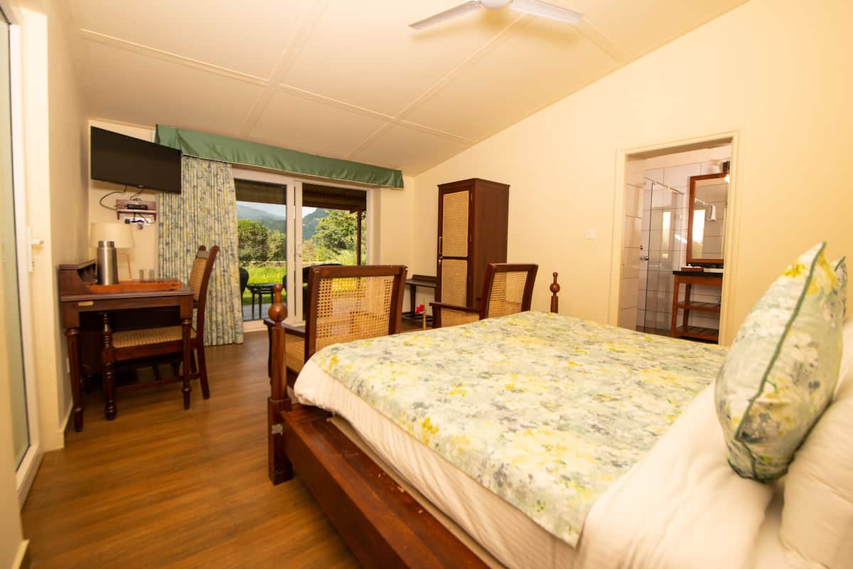Cottage, 2 slaapkamers, patio, uitzicht op bergen | 1 slaapkamer, een bureau, beddengoed