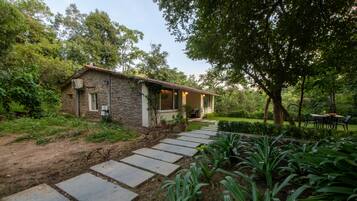 Cottage, 2 Bedrooms, Patio, Park View | Desk, bed sheets