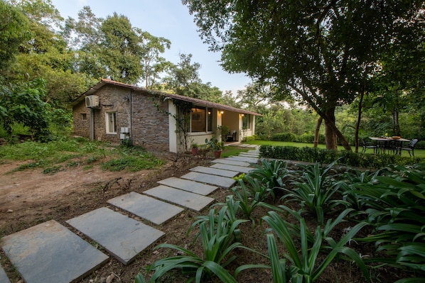 Cottage, 2 Bedrooms, Patio, Park View | Desk, bed sheets