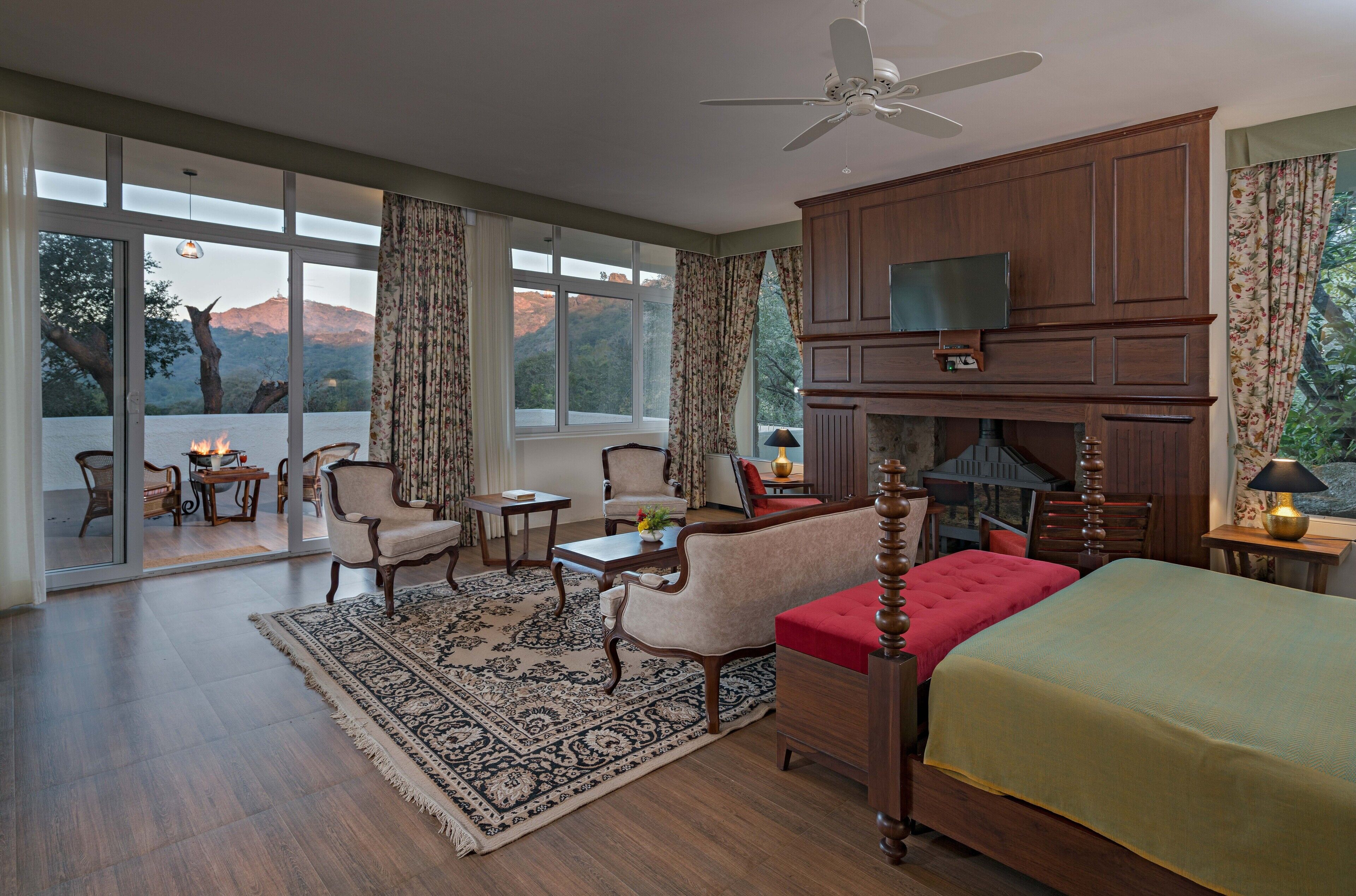 套房 | 办公桌、床单