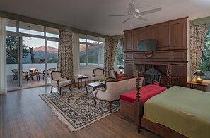 Escritorio y ropa de cama