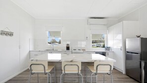 Fridge, microwave, oven, stovetop - Osprey Cottage - St George's Basin (Saint Georges Basin)