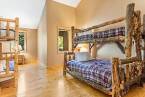 5 slaapkamers, een bureau, een strijkplank/strijkijzer, gratis wifi