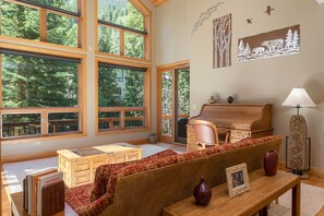 Een smart-tv, een open haard, een stereo en een kantoor