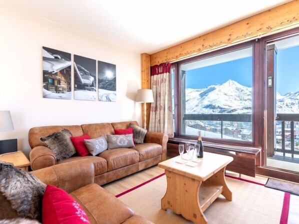 TV, DVD player - Le Bec Rouge (Le Lac) by Interhome (Tignes)