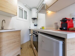 Kühlschrank, Ofen, Kochgeschirr/Geschirr/Besteck