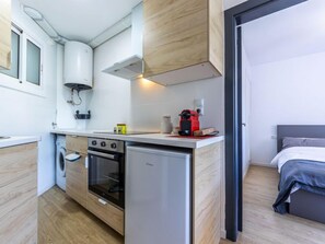 Kühlschrank, Ofen, Kochgeschirr/Geschirr/Besteck