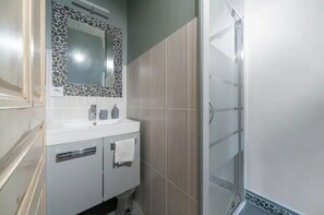 Shower, hair dryer, towels, soap - The cottage in the heart of the volcanoes (St gènes champanelle)