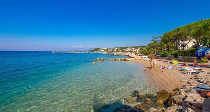 Neu gebaute Luxusvilla mit Pool und Garten