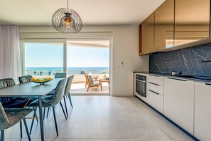 Frigorífico, horno, placa de cocina y lavavajillas