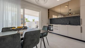 Apartamento exclusivo, 2 quartos, vista para a piscina, ao lado da piscina | Cozinha privada | Geladeira, fogão, cooktop, lava-louças