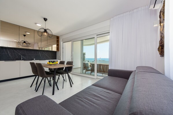 Appartement Deluxe, 2 chambres, terrasse | Aire de séjour | Téléviseur connecté de 45 po avec télévision par satellite