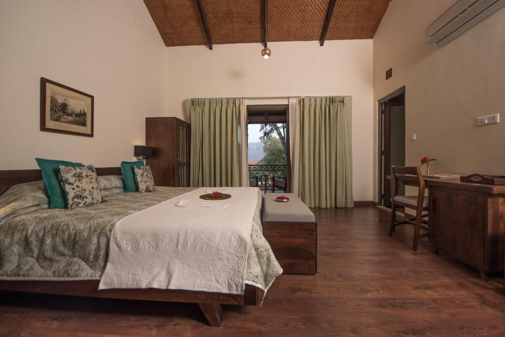 Premium bedding, desk, blackout curtains, free WiFi