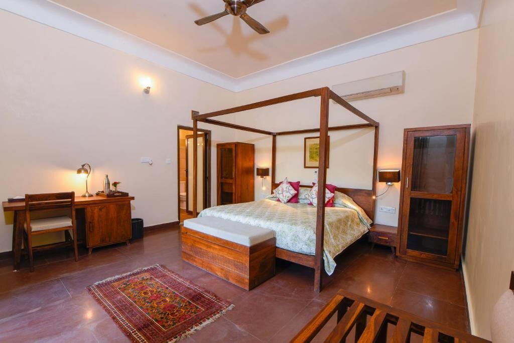 Premium bedding, desk, blackout curtains, free WiFi