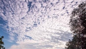 Een zwembad met een helder uitzicht op de lucht en het omliggende landschap.