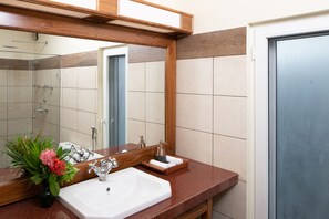 Deluxe-Doppelzimmer, Gartenblick | Badezimmer