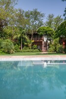 Piscina externa, guarda-sóis, espreguiçadeiras