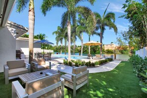 Outdoor dining - Lakefront Family Fun Home with Private Dock 3BR 2B (Fort Lauderdale)