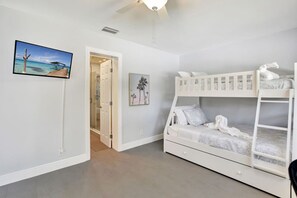 3 sovrum, skrivbord, strykjärn/strykbräda och resesäng