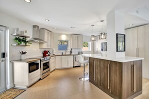 Kylskåp, mikrovågsugn, ugn och spishäll