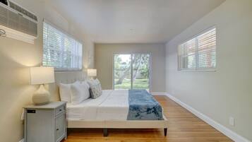 3 soverom, skrivebord, strykejern/-brett og reiseseng for barn