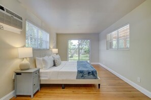 3 bedrooms, desk, iron/ironing board, travel cot - Tranquil Poolside Bliss + Pergola Deck & Turf Yard (Fort Lauderdale)