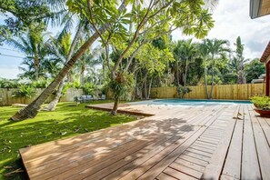 A heated pool - Tranquil Poolside Bliss + Pergola Deck & Turf Yard (Fort Lauderdale)