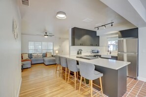 Fridge, microwave, oven, stovetop - Tranquil Poolside Bliss + Pergola Deck & Turf Yard (Fort Lauderdale)