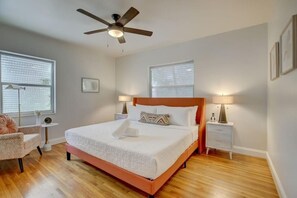 3 habitaciones, escritorio y tabla de planchar con plancha
